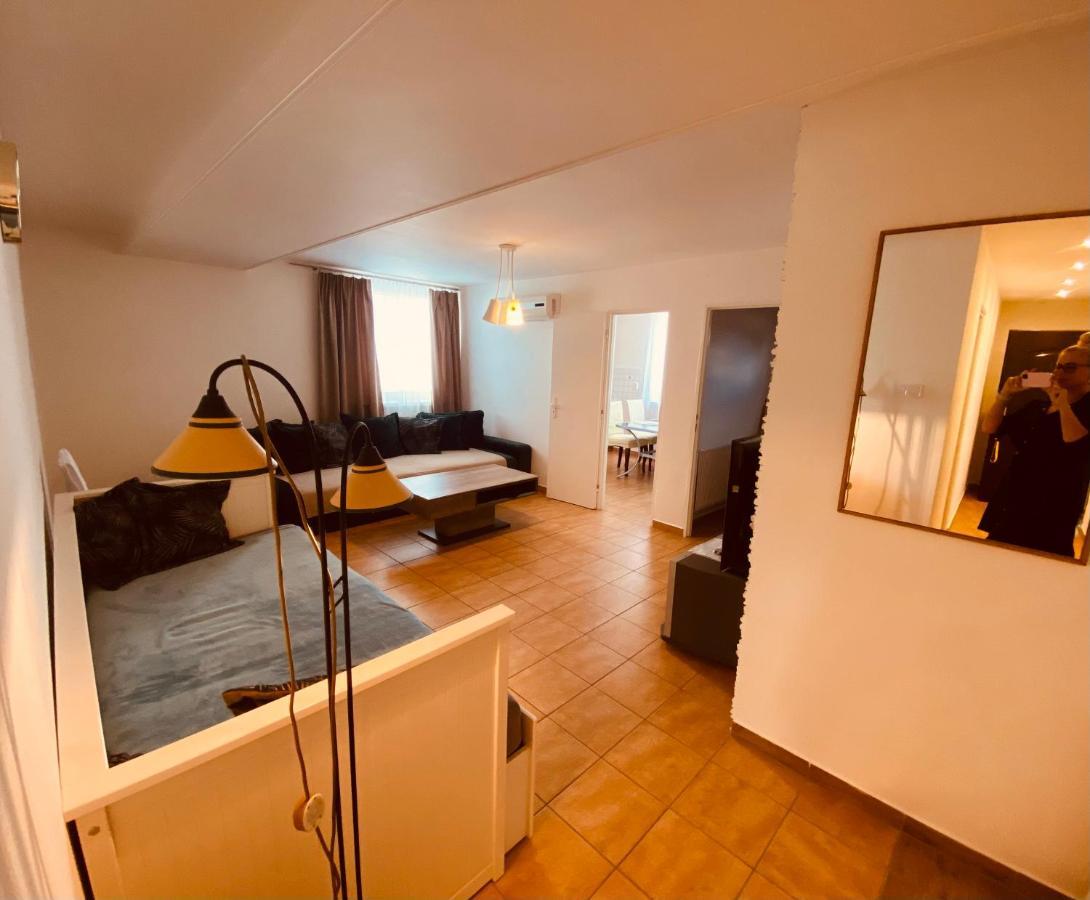 Apartments Zara Štúrovo Bagian luar foto